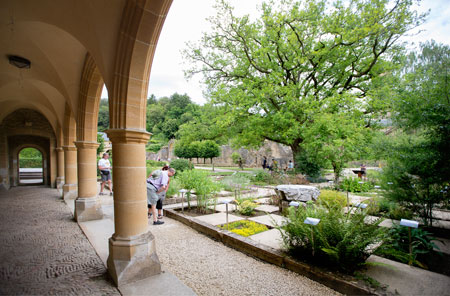 オルヴァル修道院の中庭